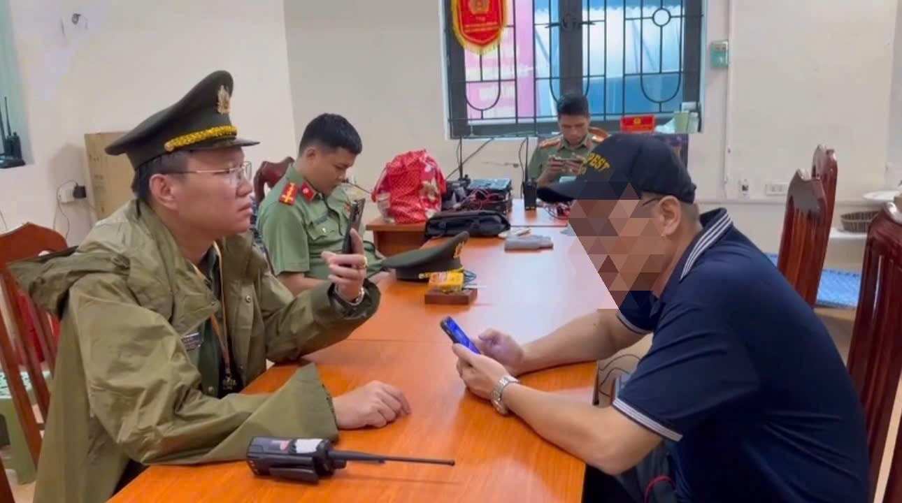 Công an xử lý tình trạng bán ghế xem diễu binh , diễu hành tại Hà Nội - Ảnh 2. Công an xử lý tình trạng bán ghế xem diễu binh , diễu hành tại Hà Nội - Ảnh 2.