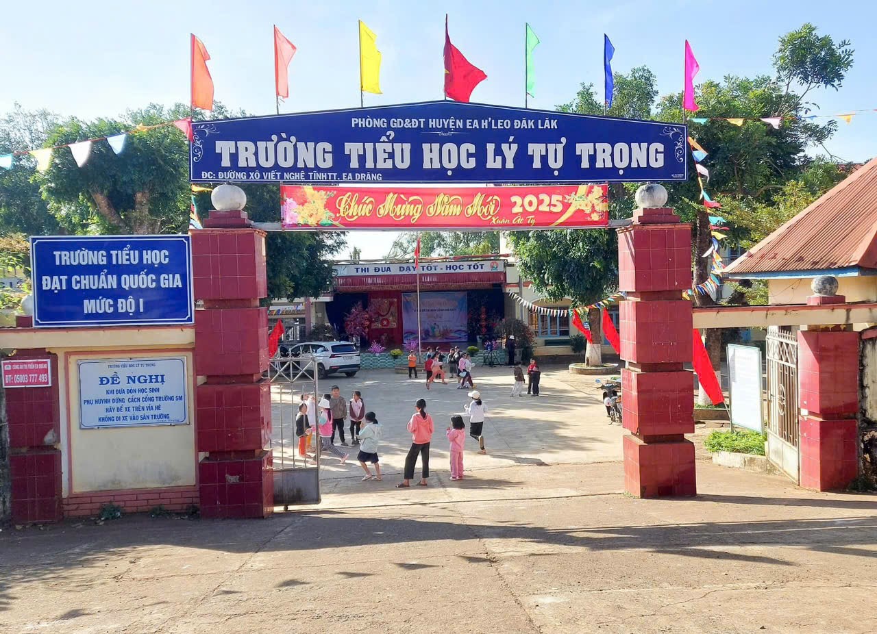 Phụ huynh phản ứng vì trường yêu cầu mặc đồng phục nhiều màu sắc trong tuần- Ảnh 1. Phụ huynh phản ứng vì trường yêu cầu mặc đồng phục nhiều màu sắc trong tuần- Ảnh 1.