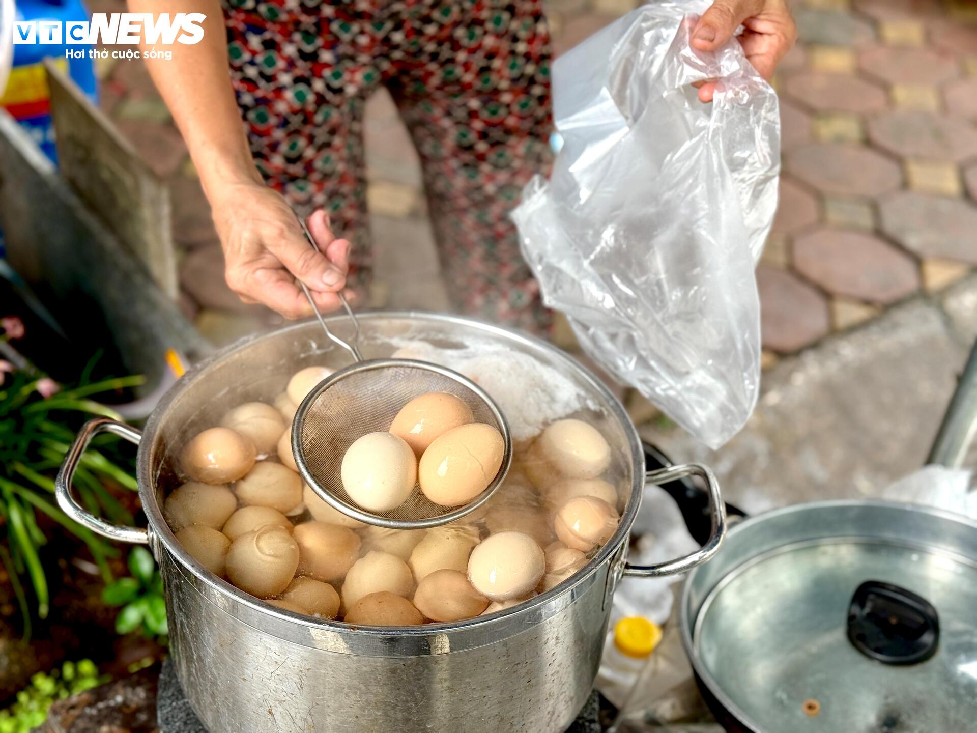 Trứng luộc , bánh rán và xúc xích phục vụ người xem diễu binh A80 tại Ba Đình - Ảnh 6. Trứng luộc , bánh rán và xúc xích phục vụ người xem diễu binh A80 tại Ba Đình - Ảnh 6.
