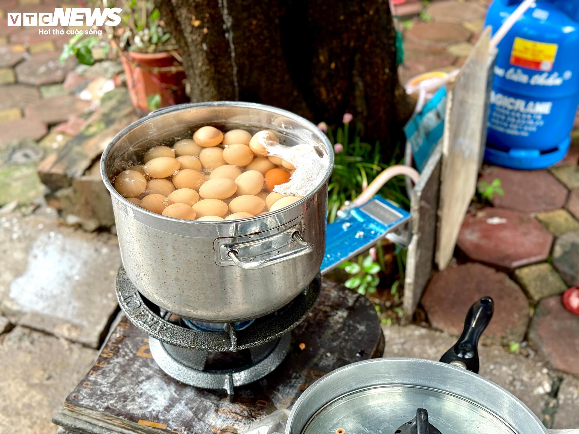 Trứng luộc , bánh rán và xúc xích phục vụ người xem diễu binh A80 tại Ba Đình - Ảnh 5. Trứng luộc , bánh rán và xúc xích phục vụ người xem diễu binh A80 tại Ba Đình - Ảnh 5.