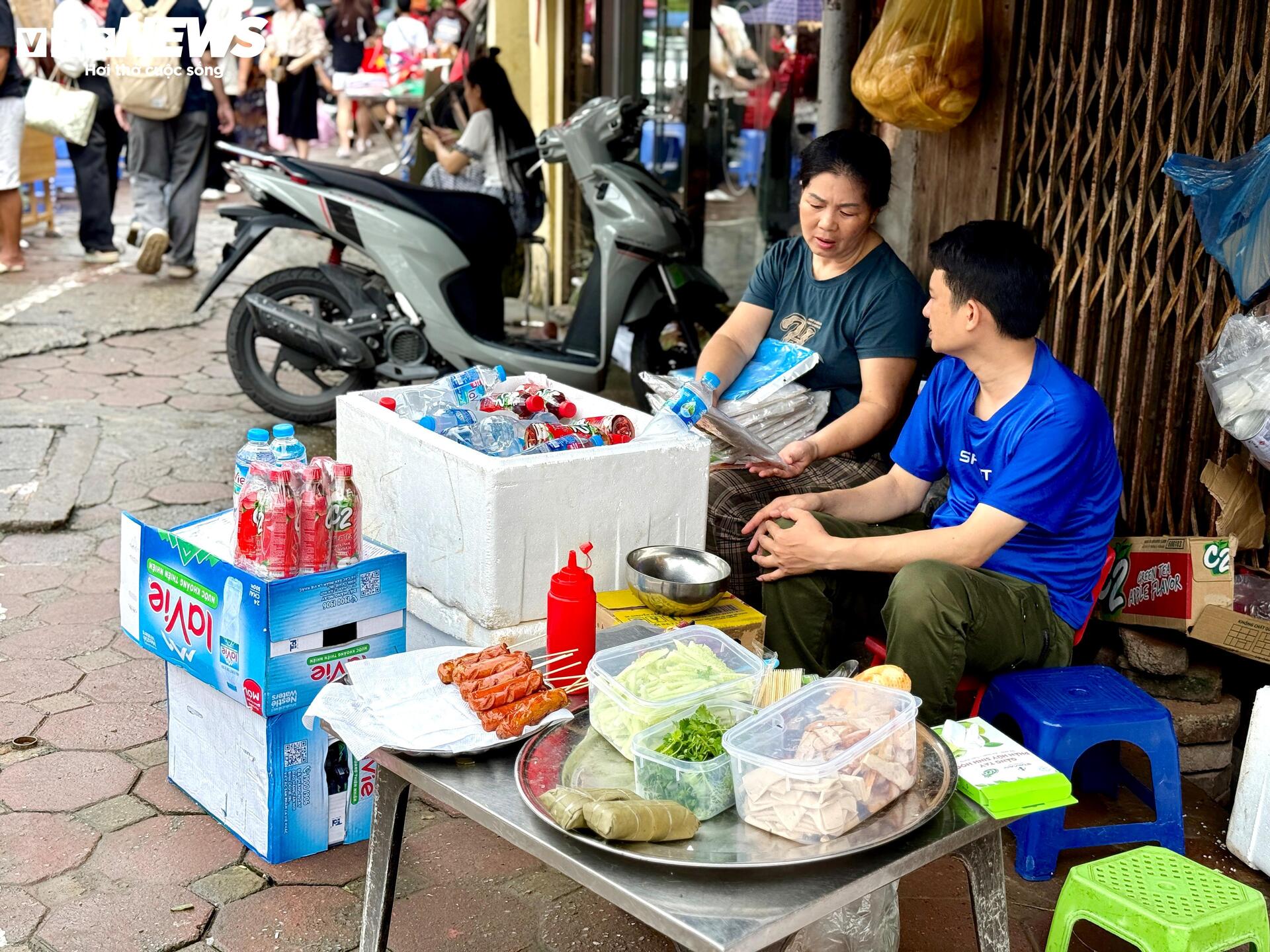 Trứng luộc , bánh rán và xúc xích phục vụ người xem diễu binh A80 tại Ba Đình - Ảnh 11. Trứng luộc , bánh rán và xúc xích phục vụ người xem diễu binh A80 tại Ba Đình - Ảnh 11.