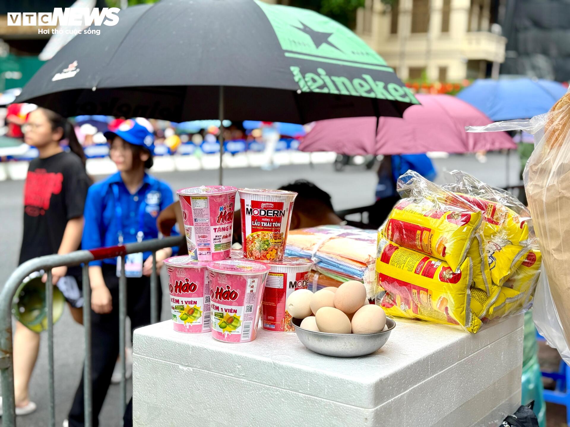 Trứng luộc , bánh rán và xúc xích phục vụ người xem diễu binh A80 tại Ba Đình - Ảnh 9. Trứng luộc , bánh rán và xúc xích phục vụ người xem diễu binh A80 tại Ba Đình - Ảnh 9.