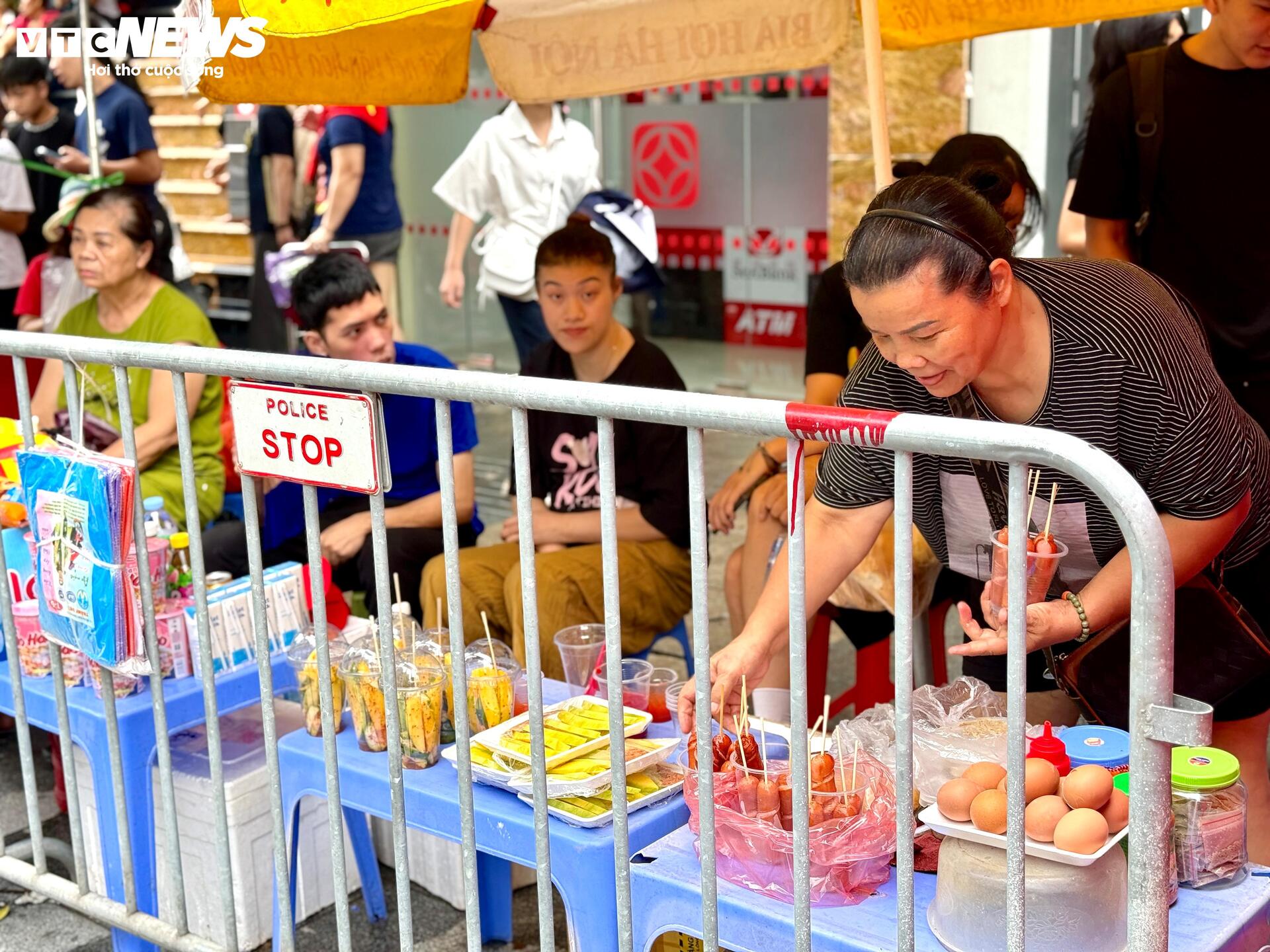 Trứng luộc , bánh rán và xúc xích phục vụ người xem diễu binh A80 tại Ba Đình - Ảnh 4. Trứng luộc , bánh rán và xúc xích phục vụ người xem diễu binh A80 tại Ba Đình - Ảnh 4.