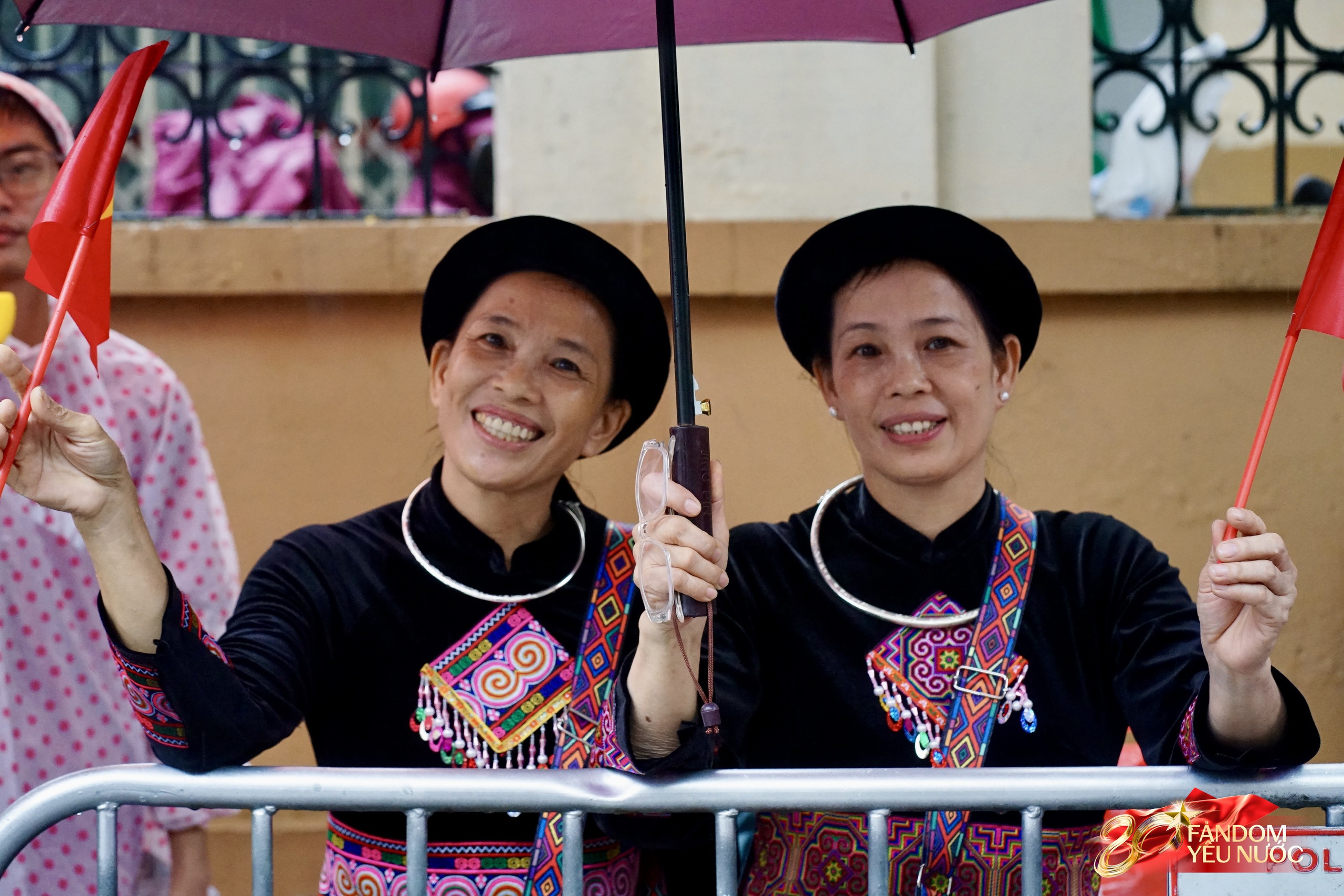 Người dân xuất phát từ 4 giờ, đội mưa chờ đợi buổi sơ duyệt cấp Nhà nước - Ảnh 1.