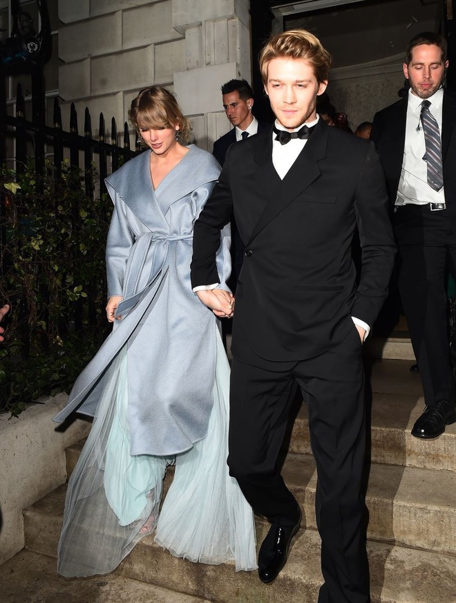 Taylor Swift có hơn chục anh tình cũ hạng A, tại sao cuối cùng lại cưới cầu thủ còn nghèo hơn mèo cưng của mình? - Ảnh 12. Taylor Swift có hơn chục anh tình cũ hạng A, tại sao cuối cùng lại cưới cầu thủ còn nghèo hơn mèo cưng của mình? - Ảnh 12.