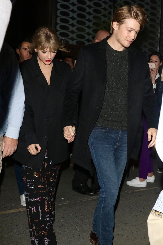 Taylor Swift có hơn chục anh tình cũ hạng A, tại sao cuối cùng lại cưới cầu thủ còn nghèo hơn mèo cưng của mình? - Ảnh 11. Taylor Swift có hơn chục anh tình cũ hạng A, tại sao cuối cùng lại cưới cầu thủ còn nghèo hơn mèo cưng của mình? - Ảnh 11.
