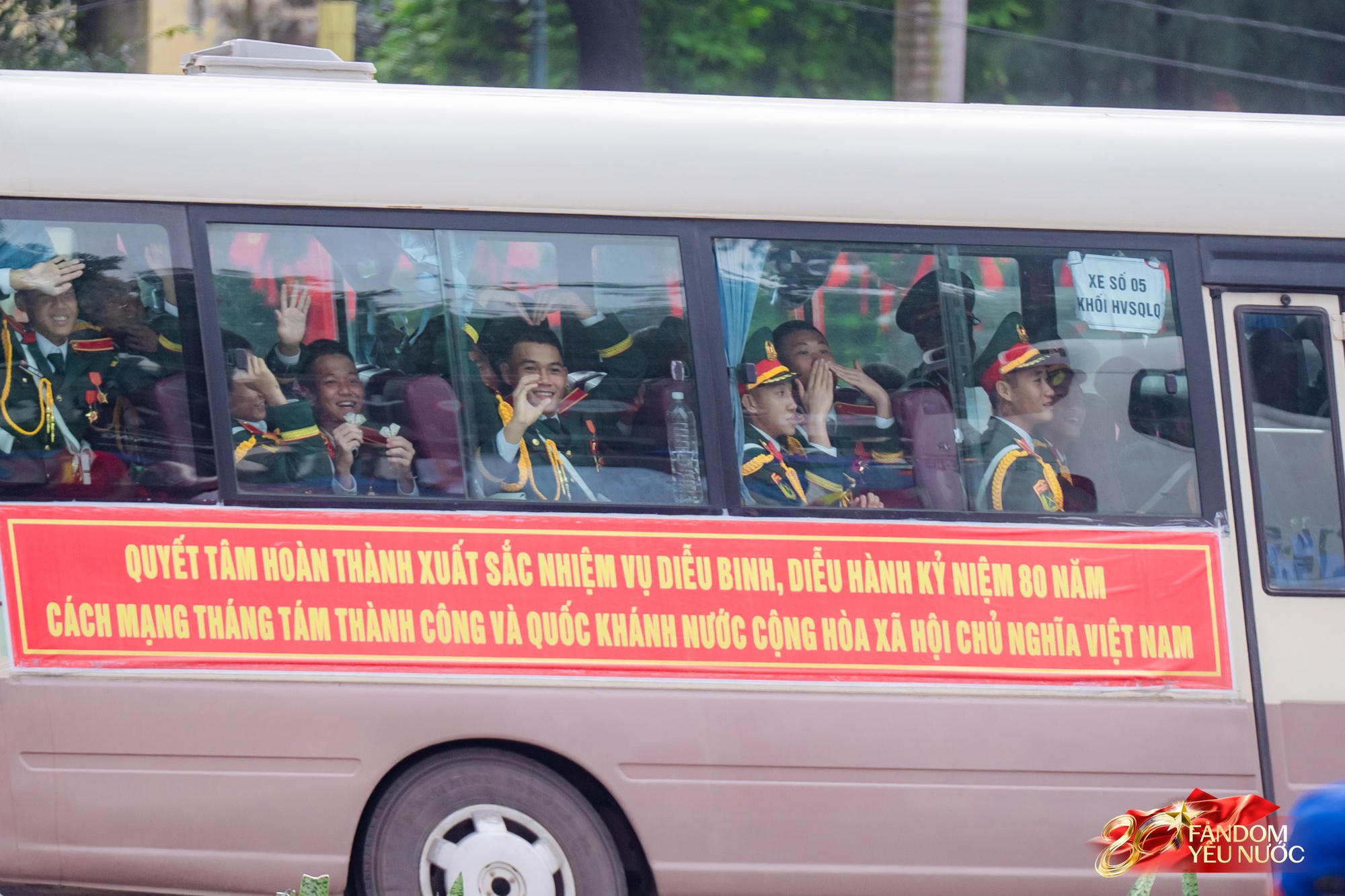 Các khối diễu binh đi qua từng tuyến đường trong tiếng hò reo của người dân: Tự hào quá Tổ quốc ơi!- Ảnh 114.