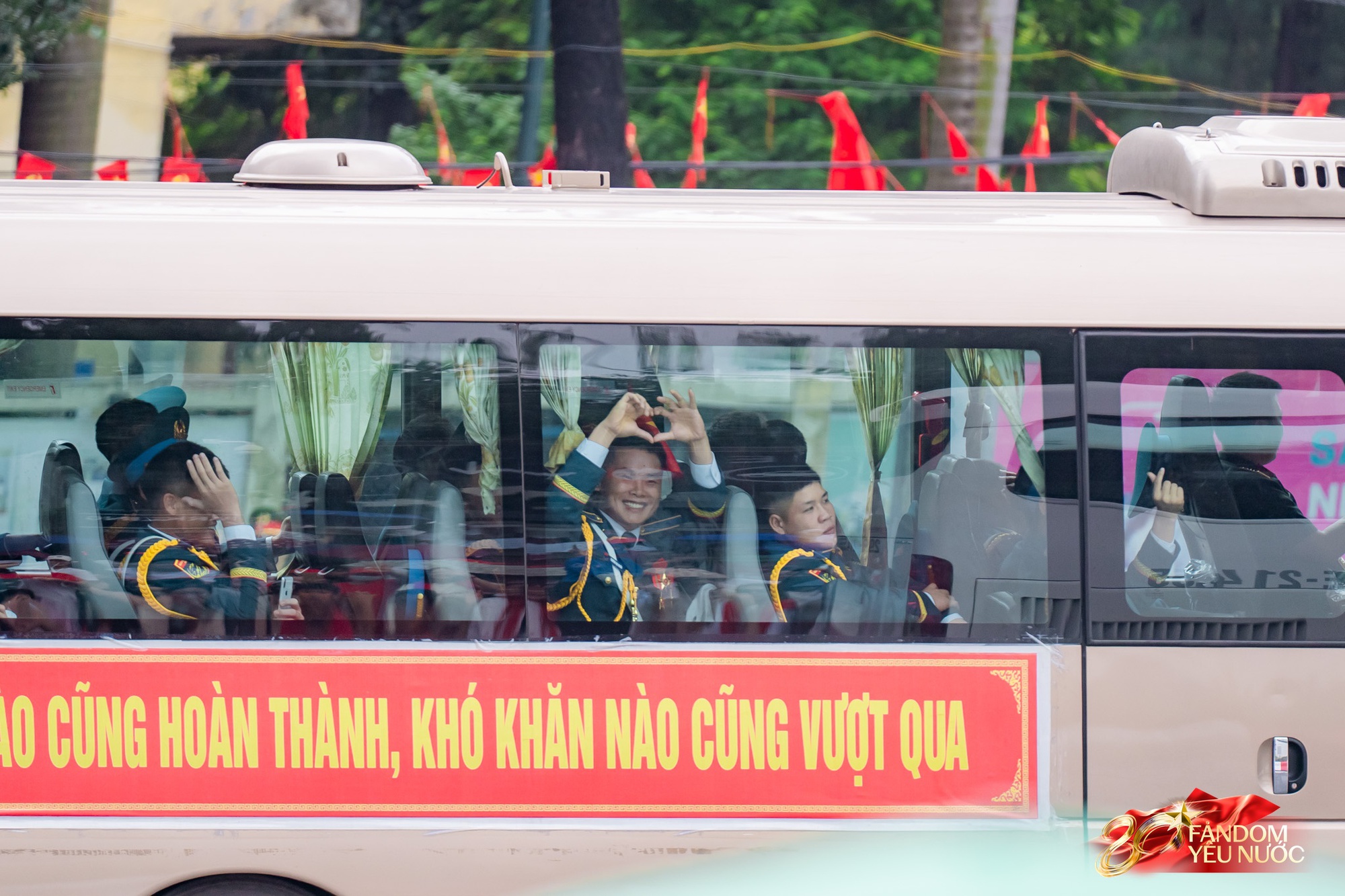 Các khối diễu binh đi qua từng tuyến đường trong tiếng hò reo của người dân: Tự hào quá Tổ quốc ơi!- Ảnh 113.