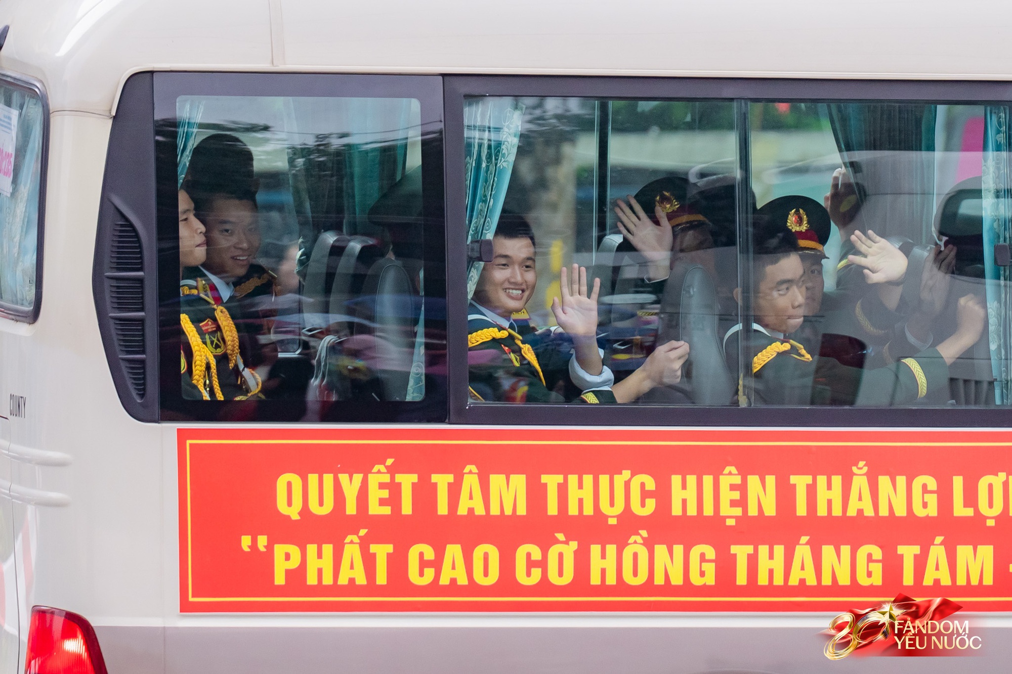 Các khối diễu binh đi qua từng tuyến đường trong tiếng hò reo của người dân: Tự hào quá Tổ quốc ơi!- Ảnh 112.