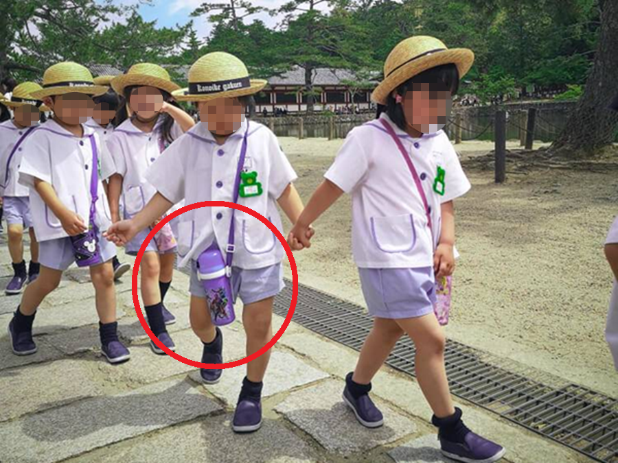 Đeo bình nước bên người, bé trai phải cắt bỏ tụy và lá lách- Ảnh 1. Đeo bình nước bên người, bé trai phải cắt bỏ tụy và lá lách- Ảnh 1.