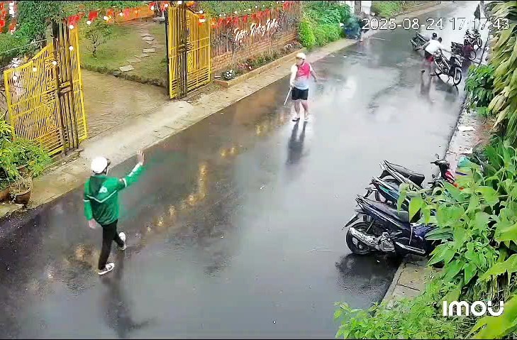 Hành hung ở Lâm Đồng: Người phụ nữ bị chồng và nhóm người đánh trước cửa nhà - Ảnh 1. Hành hung ở Lâm Đồng: Người phụ nữ bị chồng và nhóm người đánh trước cửa nhà - Ảnh 1.