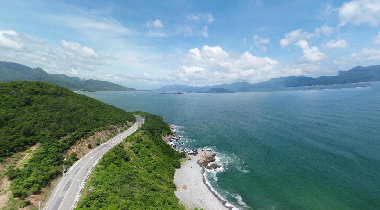 Cung đường một bên là núi, một bên là biển, du khách nhận xét: "Nhất định phải đi qua một lần trong đời!" - Ảnh 2.