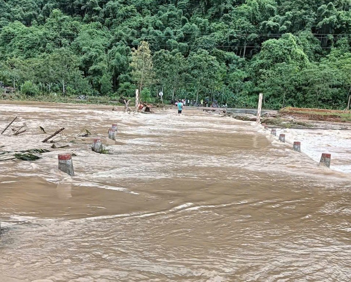 Nước sông Thanh Hóa vượt báo động 3 , khẩn cấp sơ tán dân trong bão số 5 - Ảnh 1. Nước sông Thanh Hóa vượt báo động 3 , khẩn cấp sơ tán dân trong bão số 5 - Ảnh 1.
