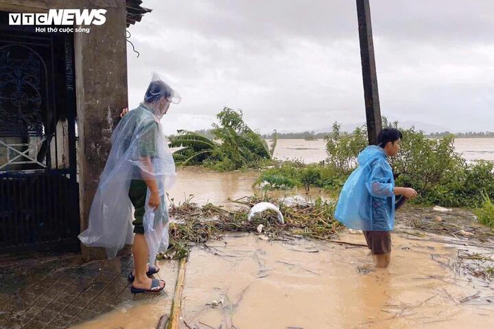 Nước sông Thanh Hóa vượt báo động 3 , khẩn cấp sơ tán dân trong bão số 5 - Ảnh 3. Nước sông Thanh Hóa vượt báo động 3 , khẩn cấp sơ tán dân trong bão số 5 - Ảnh 3.