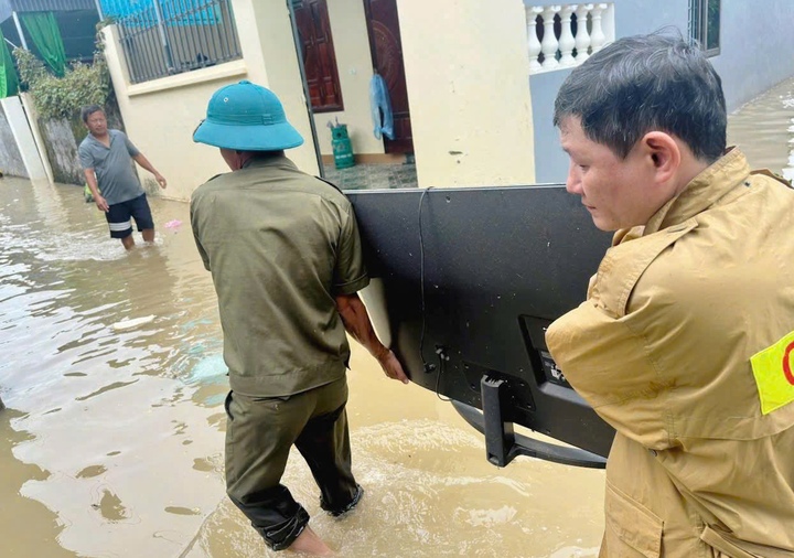 Nước sông Thanh Hóa vượt báo động 3 , khẩn cấp sơ tán dân trong bão số 5 - Ảnh 4. Nước sông Thanh Hóa vượt báo động 3 , khẩn cấp sơ tán dân trong bão số 5 - Ảnh 4.