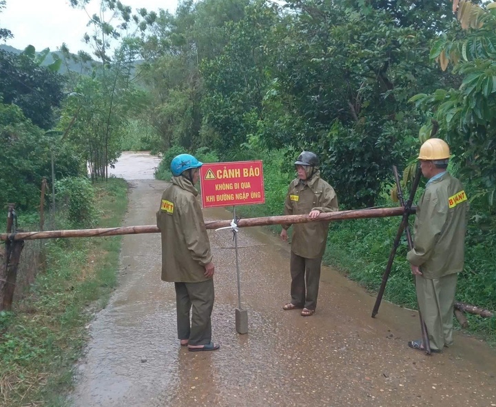 Nước sông Thanh Hóa vượt báo động 3 , khẩn cấp sơ tán dân trong bão số 5 - Ảnh 7. Nước sông Thanh Hóa vượt báo động 3 , khẩn cấp sơ tán dân trong bão số 5 - Ảnh 7.