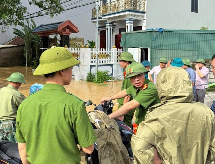 Nước sông Thanh Hóa vượt báo động 3 , khẩn cấp sơ tán dân trong bão số 5 - Ảnh 2. Nước sông Thanh Hóa vượt báo động 3 , khẩn cấp sơ tán dân trong bão số 5 - Ảnh 2.