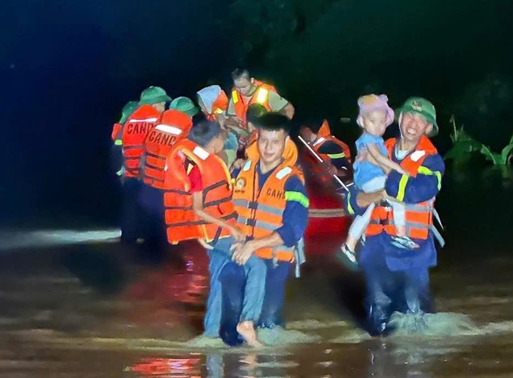 Nước sông Thanh Hóa vượt báo động 3 , khẩn cấp sơ tán dân trong bão số 5 - Ảnh 9. Nước sông Thanh Hóa vượt báo động 3 , khẩn cấp sơ tán dân trong bão số 5 - Ảnh 9.