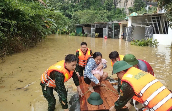 Nước sông Thanh Hóa vượt báo động 3 , khẩn cấp sơ tán dân trong bão số 5 - Ảnh 8. Nước sông Thanh Hóa vượt báo động 3 , khẩn cấp sơ tán dân trong bão số 5 - Ảnh 8.