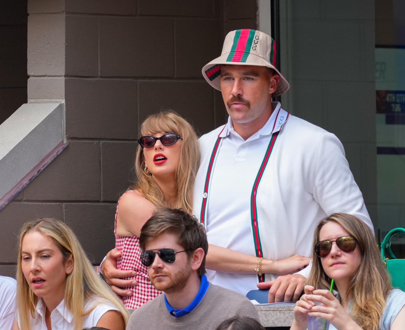 Chuyện tình cực ngọt của Taylor Swift và Travis Kelce: Từ chiếc vòng in số điện thoại đến cầu hôn lãng mạn trong rừng- Ảnh 4. Chuyện tình cực ngọt của Taylor Swift và Travis Kelce: Từ chiếc vòng in số điện thoại đến cầu hôn lãng mạn trong rừng- Ảnh 4.