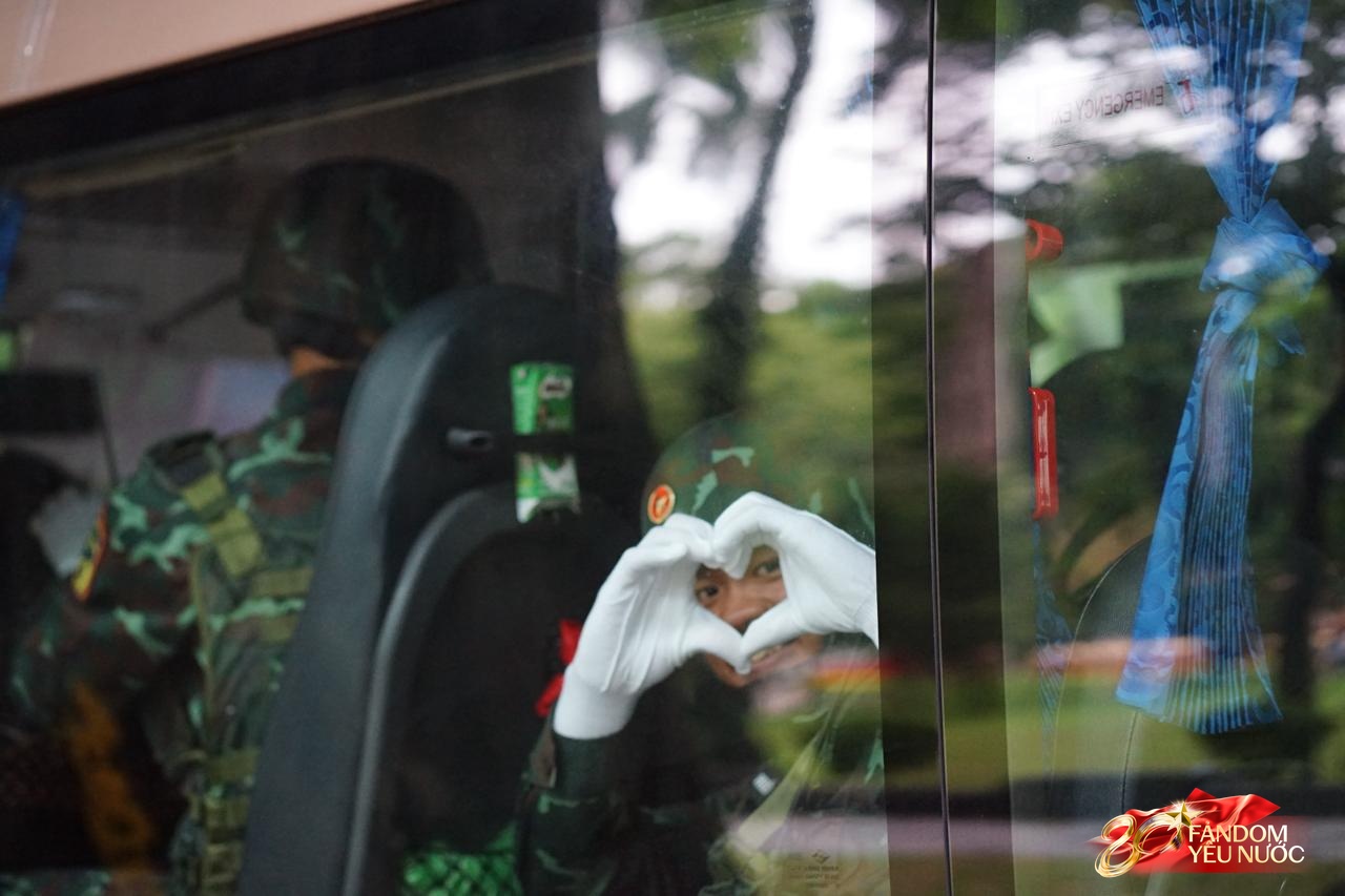 Các khối diễu binh đi qua từng tuyến đường trong tiếng hò reo của người dân: Tự hào quá Tổ quốc ơi!- Ảnh 107.