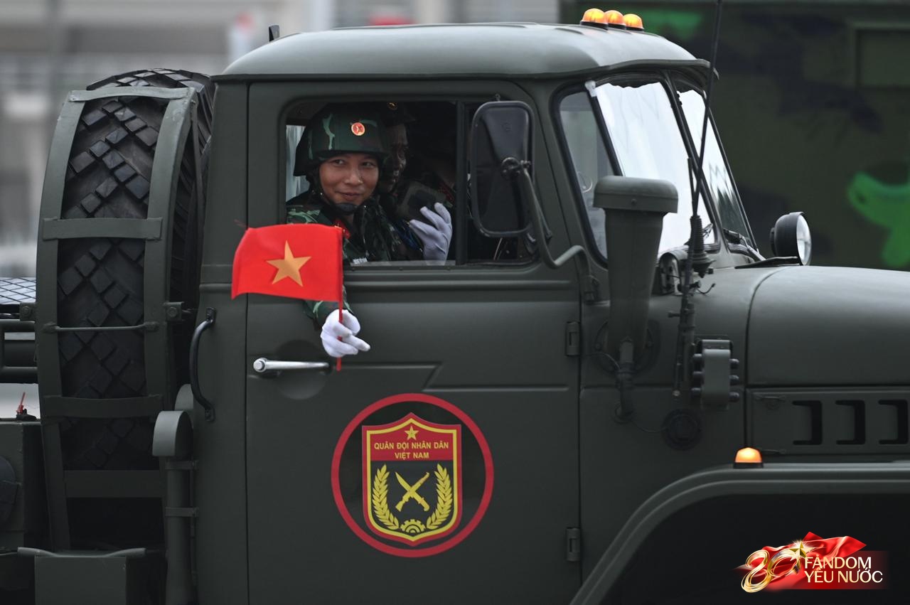 Các khối diễu binh đi qua từng tuyến đường trong tiếng hò reo của người dân: Tự hào quá Tổ quốc ơi!- Ảnh 78.