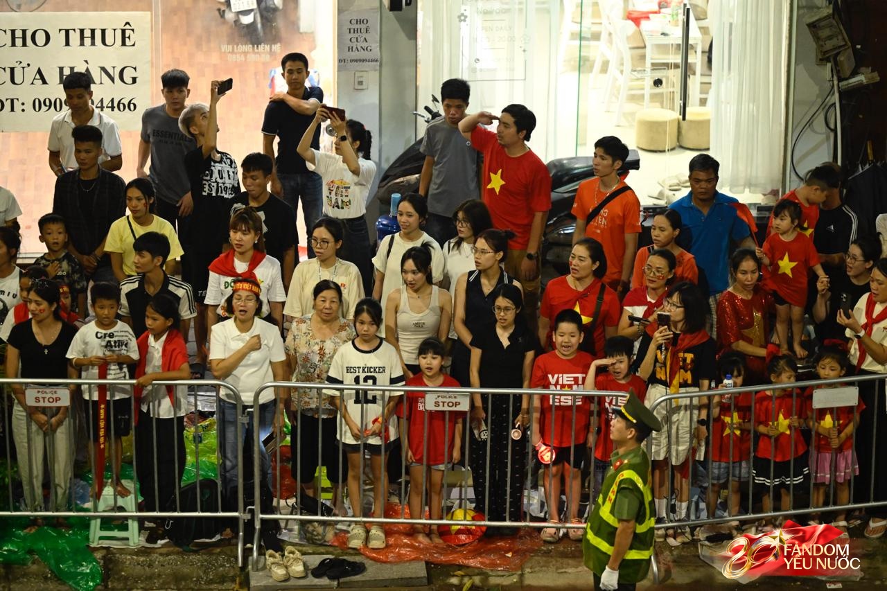 Các khối diễu binh đi qua từng tuyến đường trong tiếng hò reo của người dân: Tự hào quá Tổ quốc ơi!- Ảnh 48.