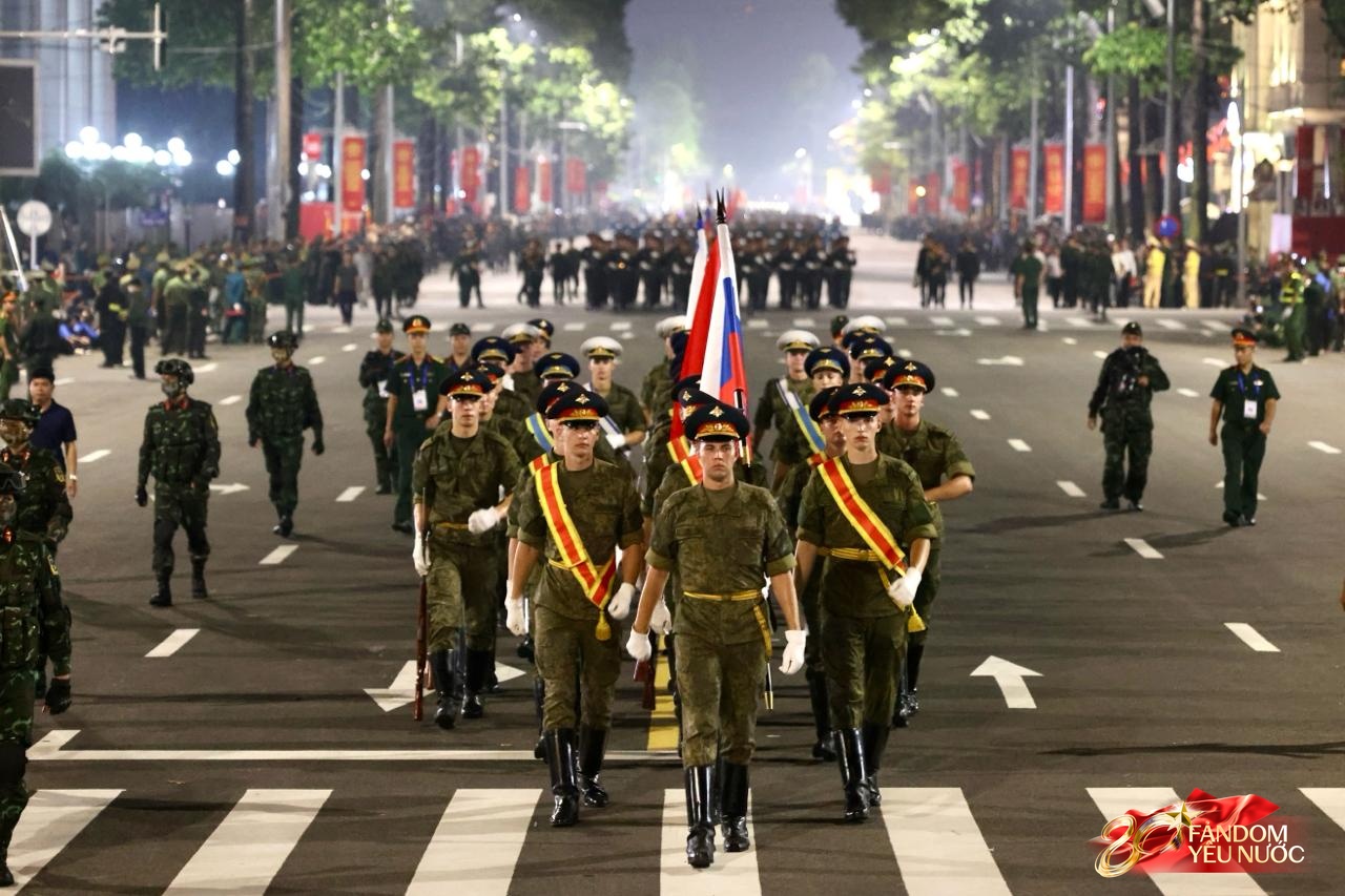 Các khối diễu binh đi qua từng tuyến đường trong tiếng hò reo của người dân: Tự hào quá Tổ quốc ơi!- Ảnh 44.