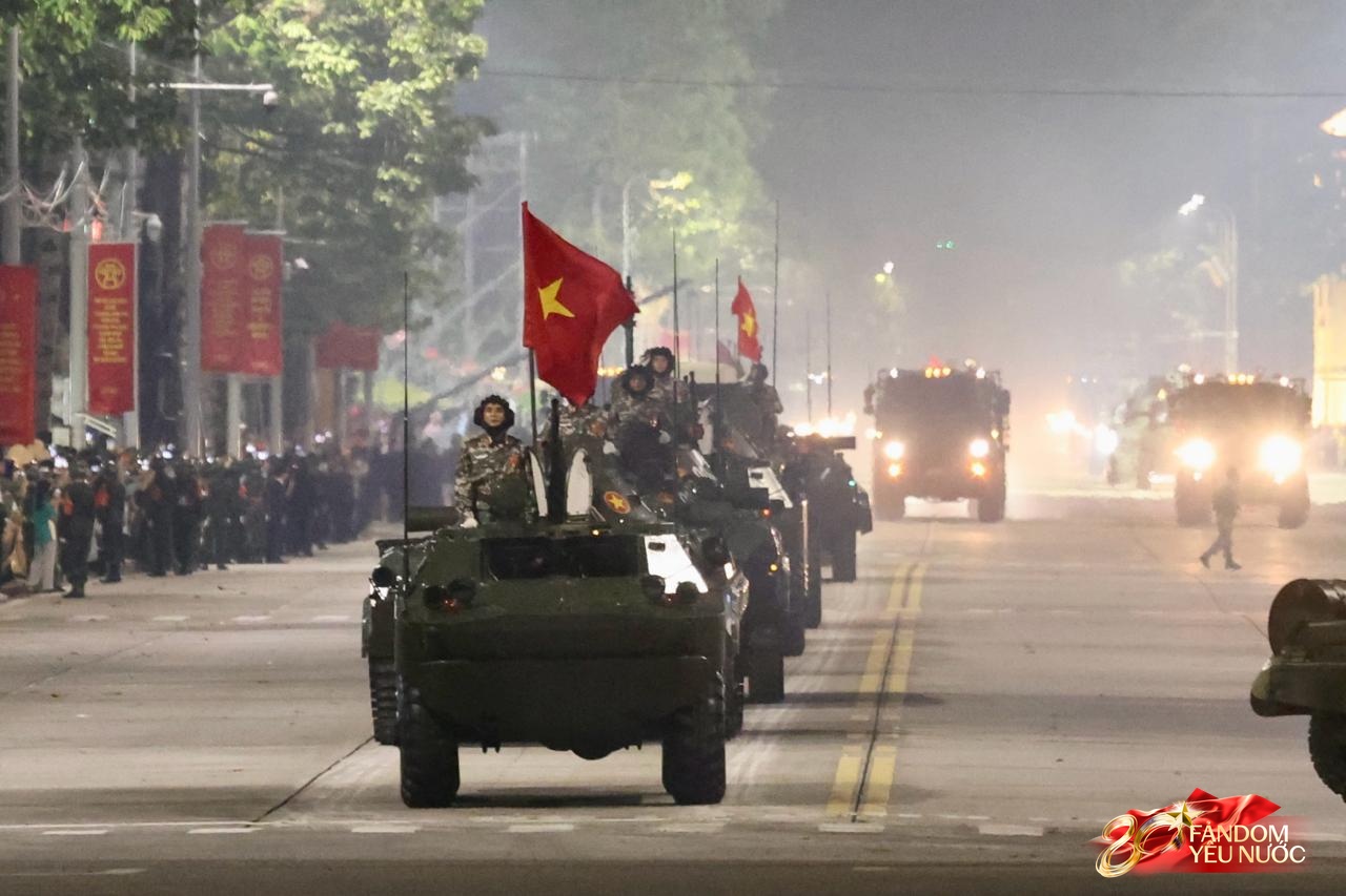 Các khối diễu binh đi qua từng tuyến đường trong tiếng hò reo của người dân: Tự hào quá Tổ quốc ơi!- Ảnh 36.