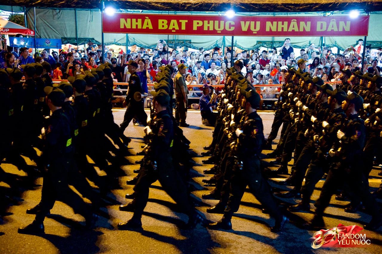 Các khối diễu binh đi qua từng tuyến đường trong tiếng hò reo của người dân: Tự hào quá Tổ quốc ơi!- Ảnh 9.