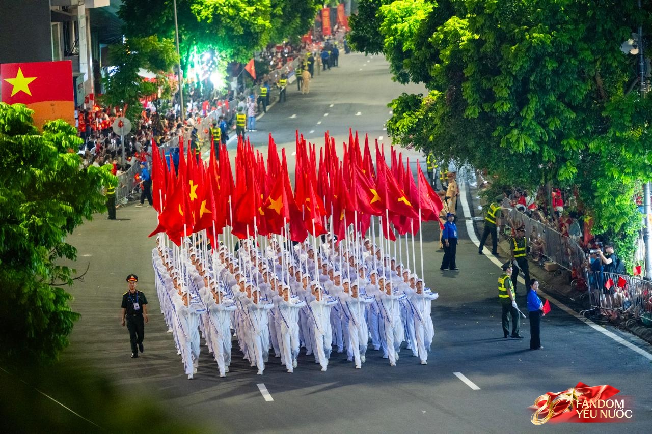 Các khối diễu binh đi qua từng tuyến đường trong tiếng hò reo của người dân: Tự hào quá Tổ quốc ơi!- Ảnh 22.