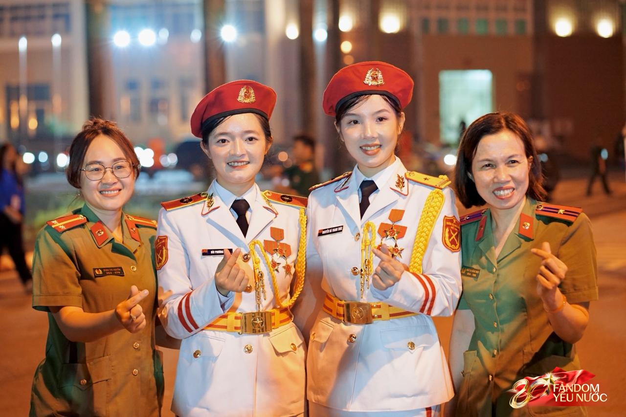 Các khối diễu binh đi qua từng tuyến đường trong tiếng hò reo của người dân: Tự hào quá Tổ quốc ơi!- Ảnh 2.