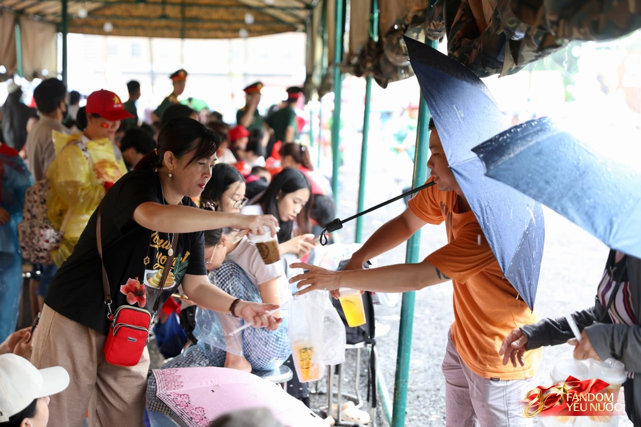 Người dân Hà Nội đội mưa chờ sơ duyệt Lễ kỷ niệm 80 năm Cách mạng tháng Tám - Ảnh 2. Người dân Hà Nội đội mưa chờ sơ duyệt Lễ kỷ niệm 80 năm Cách mạng tháng Tám - Ảnh 2.
