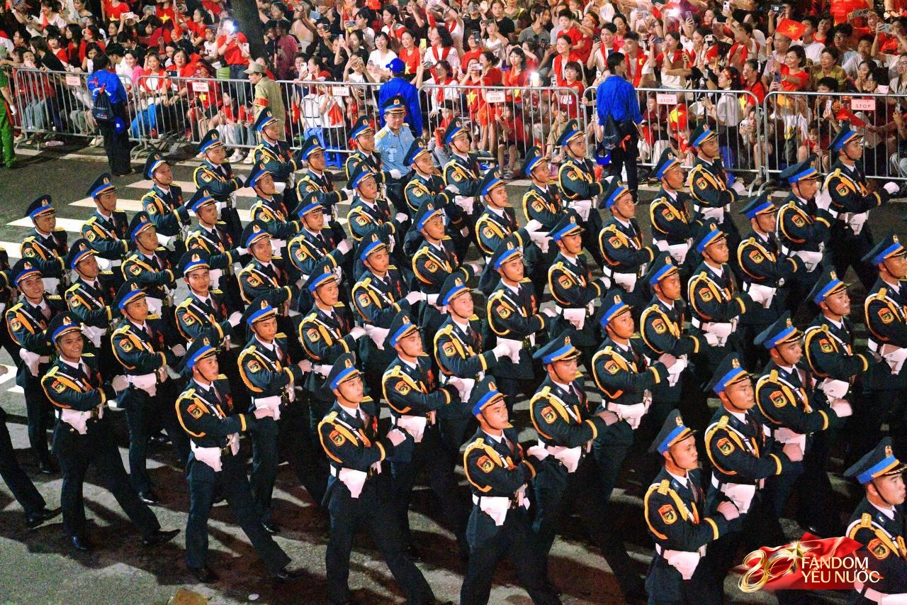 Các khối diễu binh đi qua từng tuyến đường trong tiếng hò reo của người dân: Tự hào quá Tổ quốc ơi!- Ảnh 18.