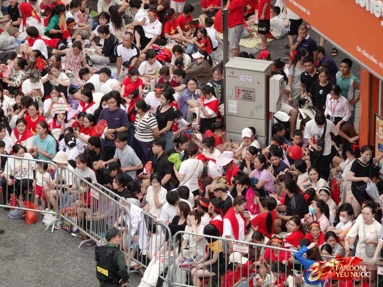 Các khối diễu binh đi qua từng tuyến đường trong tiếng hò reo của người dân: Tự hào quá Tổ quốc ơi!- Ảnh 68.