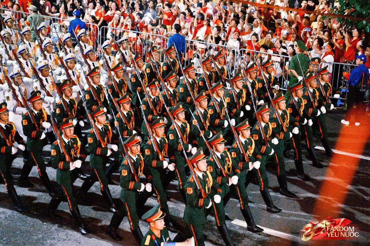 Các khối diễu binh đi qua từng tuyến đường trong tiếng hò reo của người dân: Tự hào quá Tổ quốc ơi!- Ảnh 14.