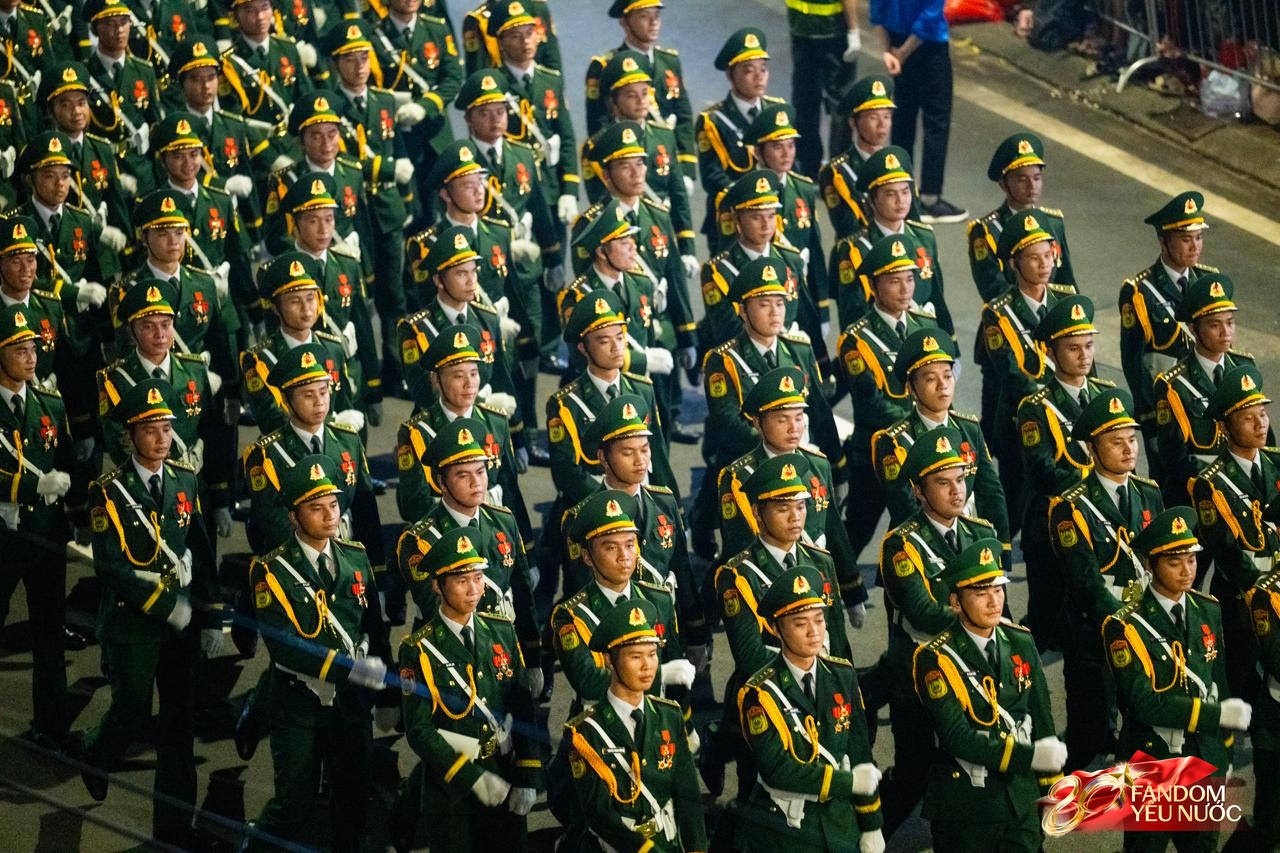 Các khối diễu binh đi qua từng tuyến đường trong tiếng hò reo của người dân: Tự hào quá Tổ quốc ơi!- Ảnh 31.