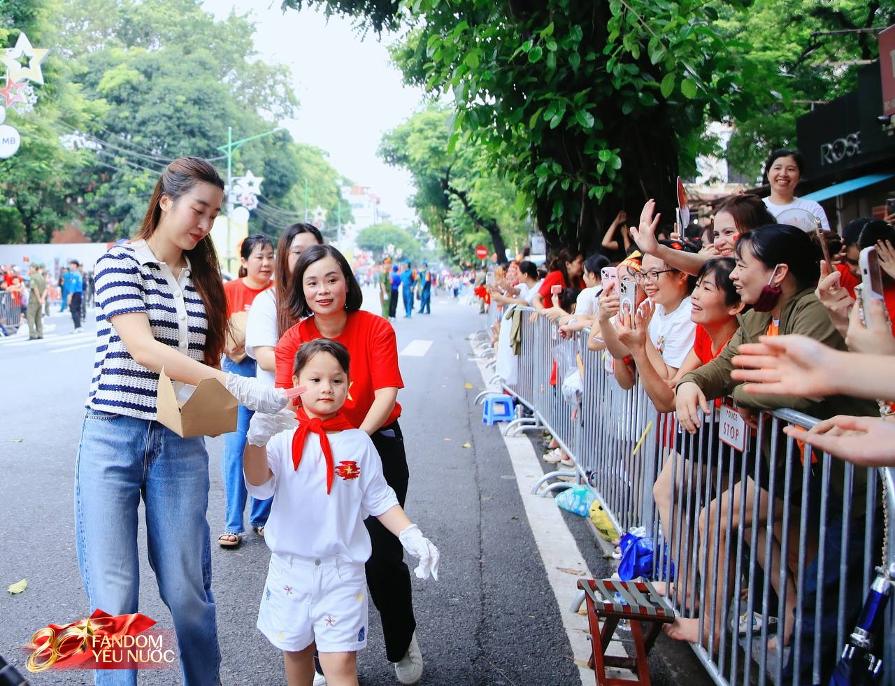 Xôn xao khắp phố: Hoa hậu Đỗ Mỹ Linh bất ngờ phát kem cho bà con đi xem A80, nhan sắc đời thường gây sốt!- Ảnh 13. Xôn xao khắp phố: Hoa hậu Đỗ Mỹ Linh bất ngờ phát kem cho bà con đi xem A80, nhan sắc đời thường gây sốt!- Ảnh 13.