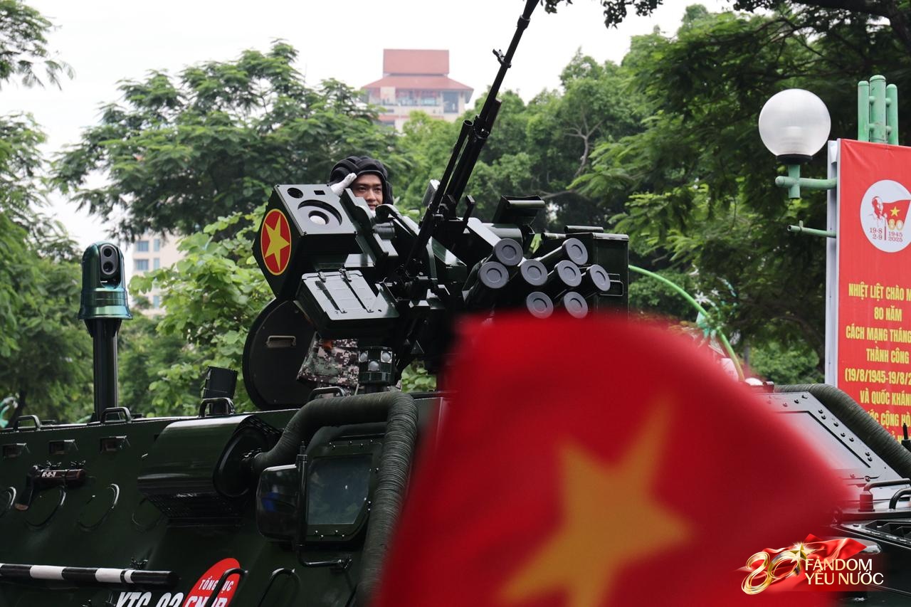 Các khối diễu binh đi qua từng tuyến đường trong tiếng hò reo của người dân: Tự hào quá Tổ quốc ơi!- Ảnh 58.