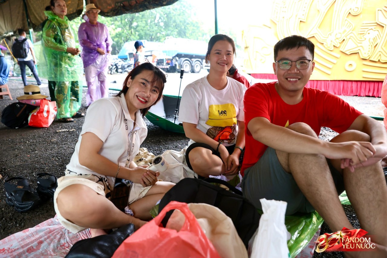 Người dân Hà Nội đội mưa chờ sơ duyệt Lễ kỷ niệm 80 năm Cách mạng tháng Tám - Ảnh 4. Người dân Hà Nội đội mưa chờ sơ duyệt Lễ kỷ niệm 80 năm Cách mạng tháng Tám - Ảnh 4.