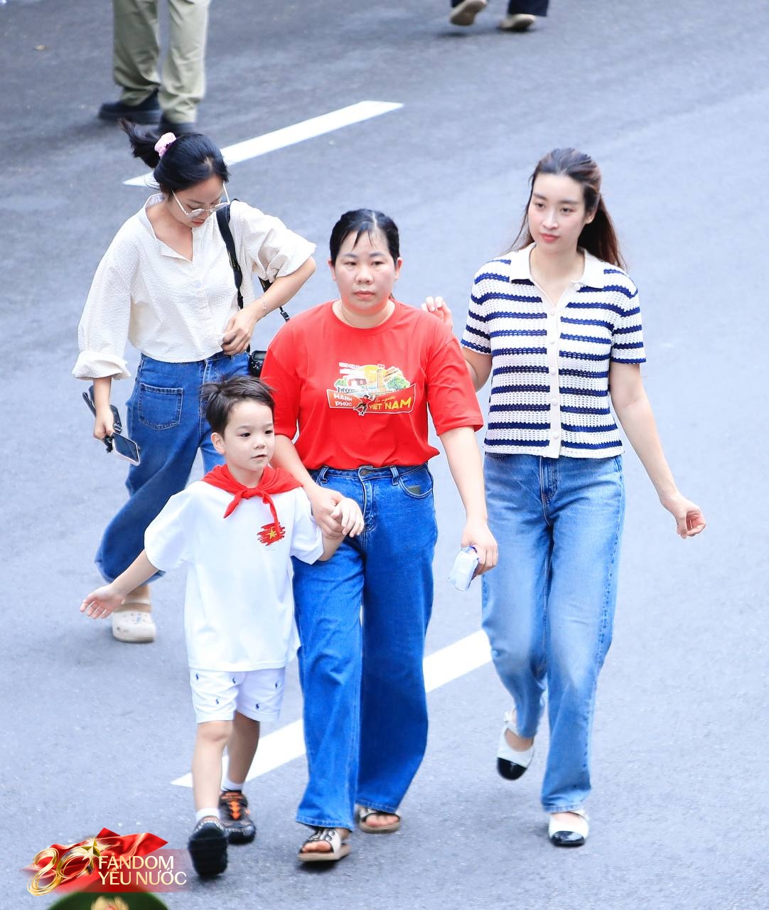 Xôn xao khắp phố: Hoa hậu Đỗ Mỹ Linh bất ngờ phát kem cho bà con đi xem A80, nhan sắc đời thường gây sốt!- Ảnh 4. Xôn xao khắp phố: Hoa hậu Đỗ Mỹ Linh bất ngờ phát kem cho bà con đi xem A80, nhan sắc đời thường gây sốt!- Ảnh 4.