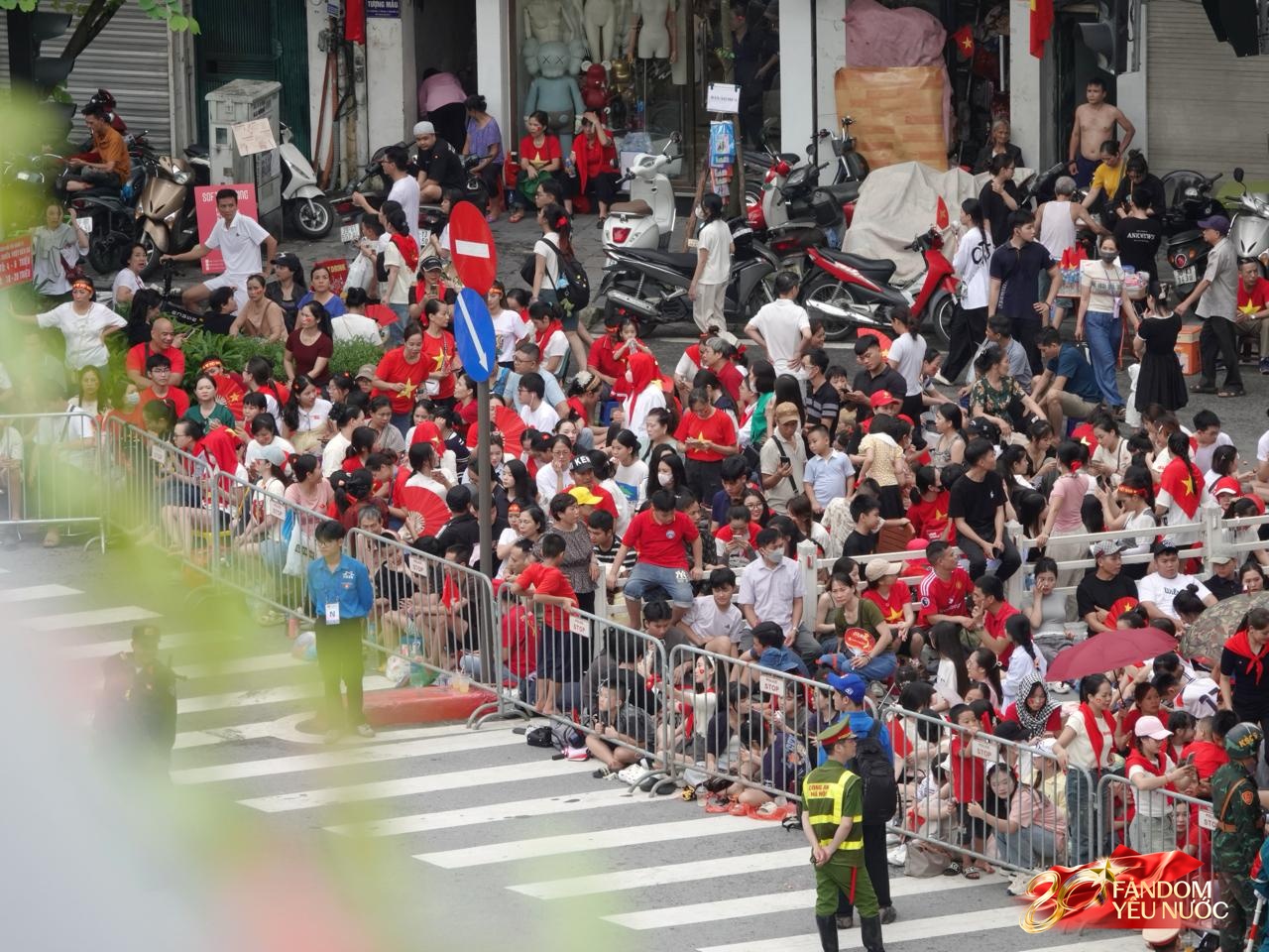Các khối diễu binh đi qua từng tuyến đường trong tiếng hò reo của người dân: Tự hào quá Tổ quốc ơi!- Ảnh 69.