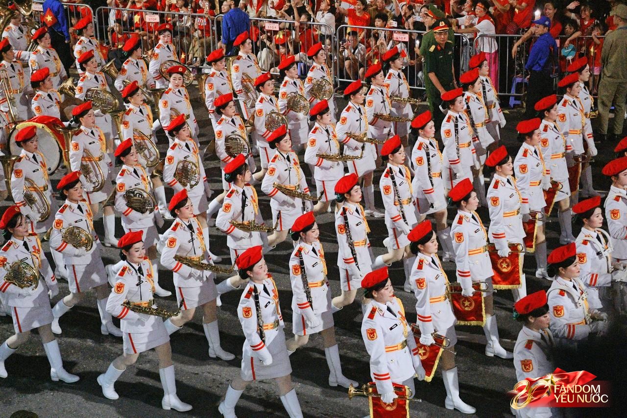 Các khối diễu binh đi qua từng tuyến đường trong tiếng hò reo của người dân: Tự hào quá Tổ quốc ơi!- Ảnh 13.
