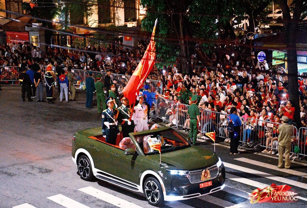 Các khối diễu binh đi qua từng tuyến đường trong tiếng hò reo của người dân: Tự hào quá Tổ quốc ơi!- Ảnh 11.