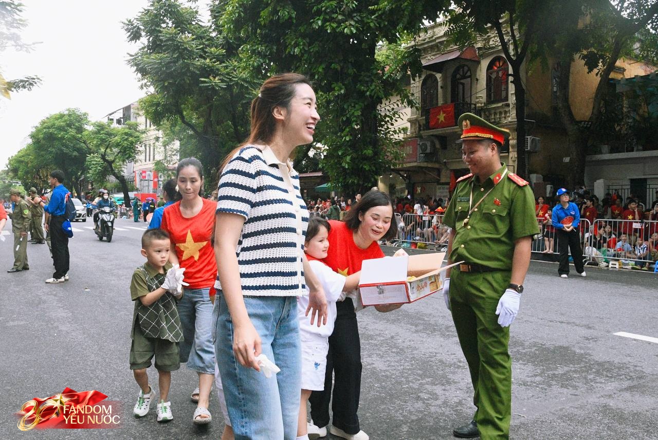 Xôn xao khắp phố: Hoa hậu Đỗ Mỹ Linh bất ngờ phát kem cho bà con đi xem A80, nhan sắc đời thường gây sốt!- Ảnh 12. Xôn xao khắp phố: Hoa hậu Đỗ Mỹ Linh bất ngờ phát kem cho bà con đi xem A80, nhan sắc đời thường gây sốt!- Ảnh 12.
