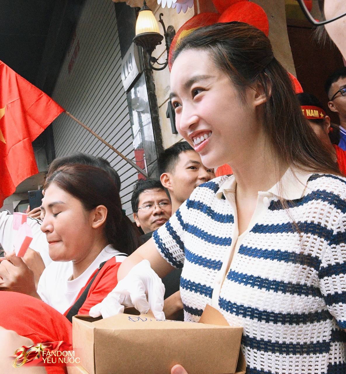 Xôn xao khắp phố: Hoa hậu Đỗ Mỹ Linh bất ngờ phát kem cho bà con đi xem A80, nhan sắc đời thường gây sốt!- Ảnh 7. Xôn xao khắp phố: Hoa hậu Đỗ Mỹ Linh bất ngờ phát kem cho bà con đi xem A80, nhan sắc đời thường gây sốt!- Ảnh 7.