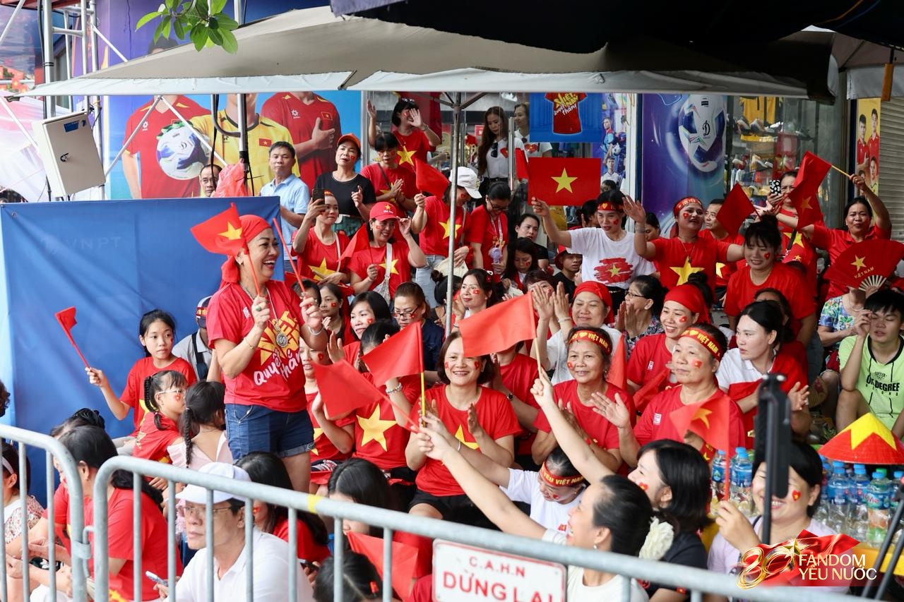 Các khối diễu binh đi qua từng tuyến đường trong tiếng hò reo của người dân: Tự hào quá Tổ quốc ơi!- Ảnh 70.