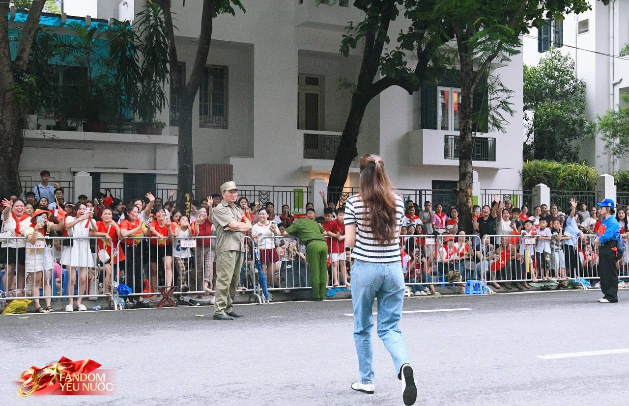 Xôn xao khắp phố: Hoa hậu Đỗ Mỹ Linh bất ngờ phát kem cho bà con đi xem A80, nhan sắc đời thường gây sốt!- Ảnh 5. Xôn xao khắp phố: Hoa hậu Đỗ Mỹ Linh bất ngờ phát kem cho bà con đi xem A80, nhan sắc đời thường gây sốt!- Ảnh 5.