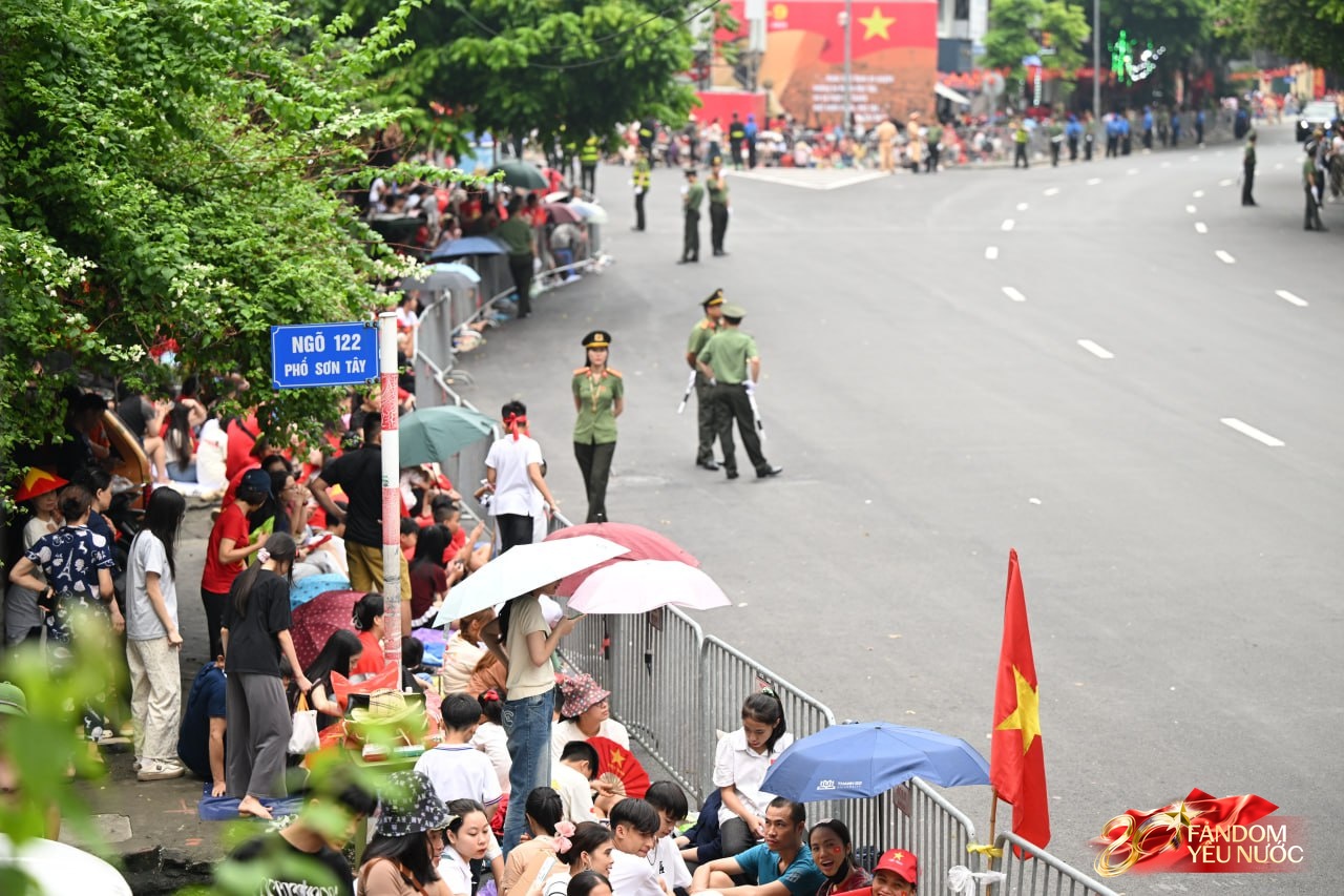 Các khối diễu binh đi qua từng tuyến đường trong tiếng hò reo của người dân: Tự hào quá Tổ quốc ơi!- Ảnh 96.