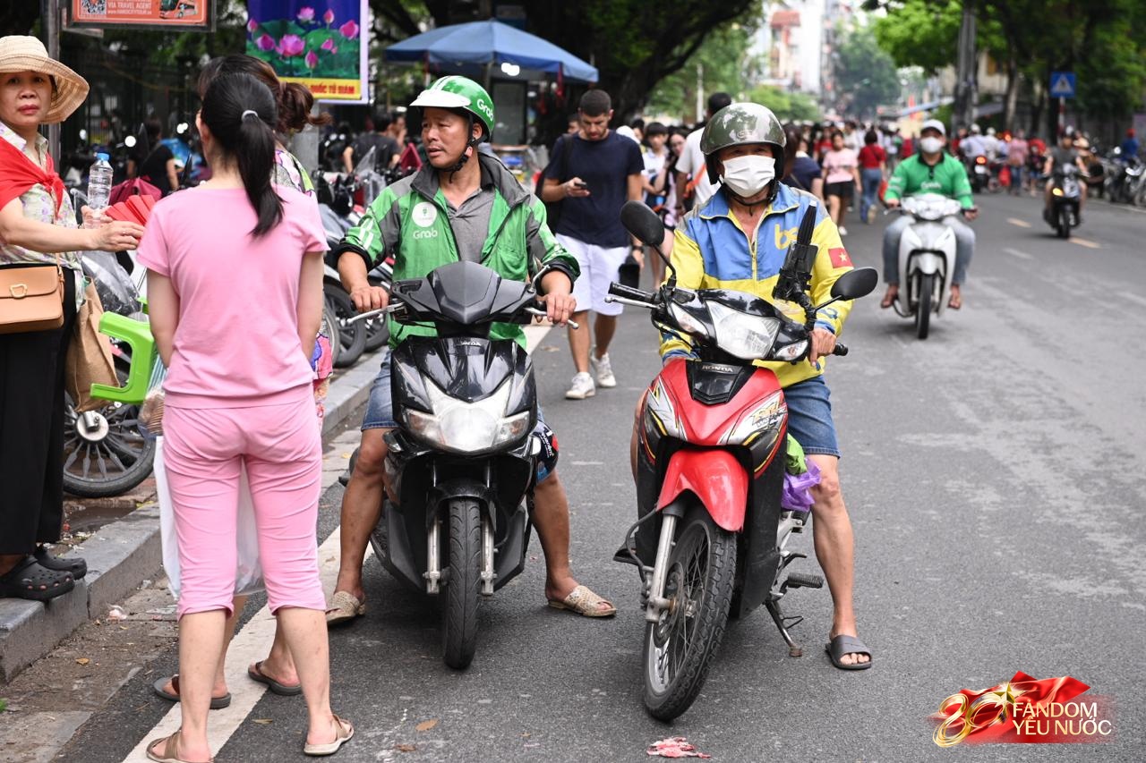 Các khối diễu binh đi qua từng tuyến đường trong tiếng hò reo của người dân: Tự hào quá Tổ quốc ơi!- Ảnh 92.